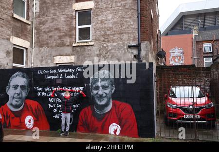 Liverpool, Großbritannien. 16th Januar 2022. Ein junger Fan posiert für ein Foto neben einem Wandbild von Liverpool vor dem Premier League-Spiel in Anfield, Liverpool. Bildnachweis sollte lauten: Darren Staples/Sportimage Credit: Sportimage/Alamy Live News Credit: Sportimage/Alamy Live News Stockfoto