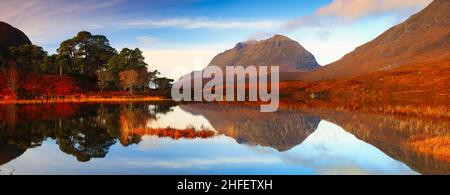 Wunderschönes Morgenlicht über Loch Clair mit Liathach im Hintergrund, Glen Torridon, North West Highlands, Schottland, Großbritannien. Stockfoto