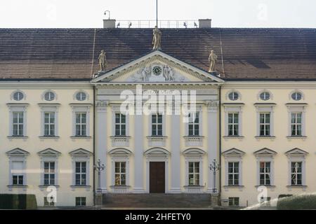 Blick auf die Außenfassade des Schlosses Bellevue, dem deutschen Präsidentenpalast im Tiergarten, Berlin im Sommer. Keine Personen. Stockfoto