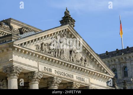 Außenansicht des Reichstagsgebäudes mit der deutschen Flagge am sommerblauen Himmel. Mit Inschrift dem Deutschen Volk. Keine Personen. Stockfoto