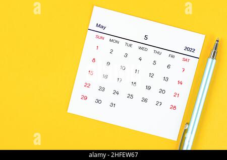 Der Kalender Mai 2022 auf gelbem Hintergrund. Stockfoto