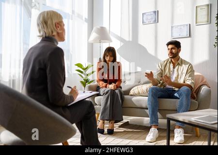 Junges Familienpaar bei Psychologen Beratungstreffen Stockfoto