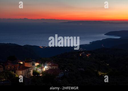 Schöne Sicht nach Sonnenuntergang auf den Golf von Messinia, vom Bergdorf Tseria, in der berühmten Mani-Region, auf Peloponnes, Griechenland, Europa Stockfoto