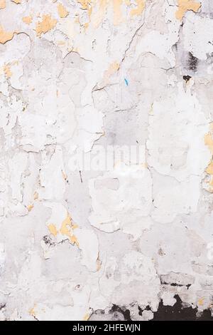 Beton, verwittert, abgenutzt, beschädigte Wandfarbe. Raue Betonoberfläche mit Rissen und Kratzern. Großartiger Hintergrund oder Textur. Stockfoto