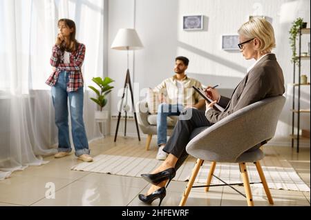 Das Paar spricht nicht nach einem Streit bei der Psychotherapie Stockfoto