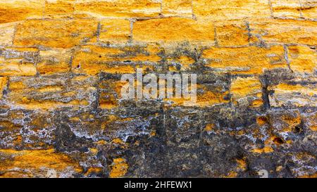 Wand aus Naturstein gebaut. Kann als Hintergrund verwendet werden. Großartiger Hintergrund oder Textur. Stockfoto