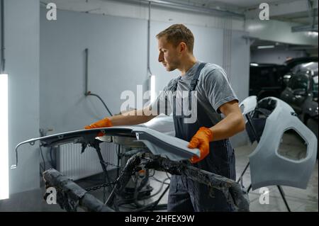 Mann Maler Blick auf fertige Karosserie Stockfoto