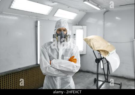 Automechaniker in Maske in Lackkammer Stockfoto