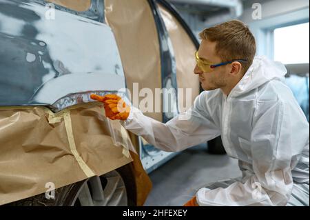 Reparaturman überprüft die Qualität der alten Lackentfernung Stockfoto