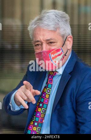 London, England, Großbritannien. 16th Januar 2022. Der ehemalige Sprecher des Unterhauses JOHN BERCOW wird vor dem BBC Broadcasting House gesehen. (Bild: © Tayfun Salci/ZUMA Press Wire) Stockfoto