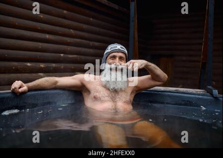 Älterer bärtiger Mann im Außenportrait der Fritteuse Stockfoto