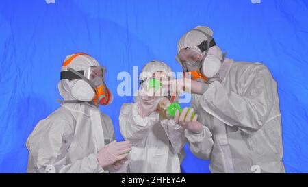 Familie von Ärzten Wissenschaftler Gesundheitsarbeiter in Atemschutzmaske. Mutter, Vater und Tochter Porträt, tragen schützen medizinische Aerosol Spray Farbmaske. Kugelspitzenmodell Coronavirus-Pandemie covid-19. Stockfoto