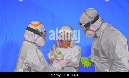 Familie von Ärzten Wissenschaftler Gesundheitsarbeiter in Atemschutzmaske. Mutter, Vater und Tochter Porträt, tragen schützen medizinische Aerosol Spray Farbmaske. Kugelspitzenmodell Coronavirus-Pandemie covid-19. Stockfoto