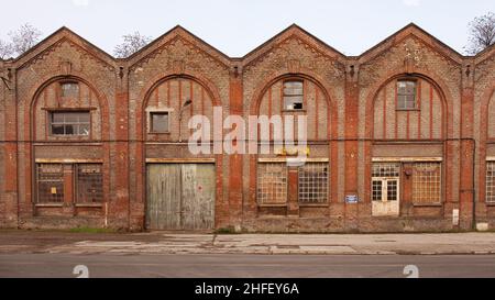 Rote Ziegelfassade einer alten Fabrik Stockfoto