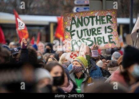 Kill the Bill Protest, Manchester City Centre, 15.01.22 der Protest war Teil eines National Day of Action gegen das Gesetz über Polizei, Kriminalität, Verurteilung und Gerichte, das das Recht auf Protest in Großbritannien stark einschränken würde. Wenn das Gesetz verabschiedet würde, würde es der Polizei ermöglichen, Proteste, die „ernste Belästigung“ verursachen, zu stoppen und ihnen noch mehr Befugnisse zu geben, um Demonstranten zu stoppen und zu durchsuchen. Viele der Zeichen des Protestes wurden gegen Innenministerin Priti Patel gerichtet. Stockfoto