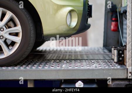 Nahaufnahme des am Abschleppseil befestigten Fahrzeugs Stockfoto