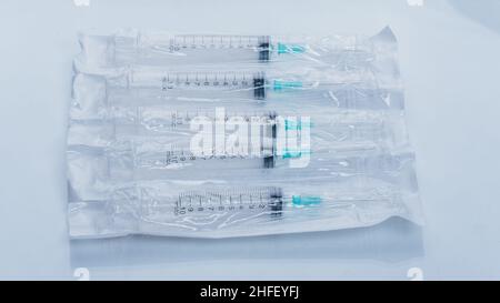 Medizin, Injektion, Impfstoff und Einmalspritze isoliert, Wirkstoffkonzept. Sterile Fläschchen medizinisch. Nadel der medizinischen Spritze. Makro-Nahaufnahme auf grauen Hintergründen. Stockfoto