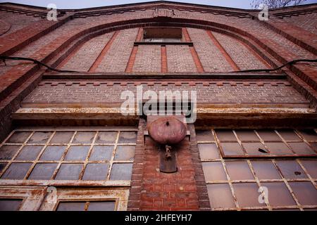 Rote Ziegelfassade einer alten Fabrik Stockfoto