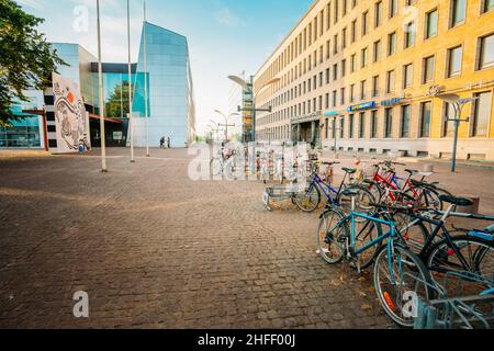 Blick auf die Mannerheiminaukio Straße in HELSINKI, FINNLAND. Geparkte Fahrräder auf Bürgersteig in der Nähe des Museums für zeitgenössische Kunst Kiasma. Stockfoto