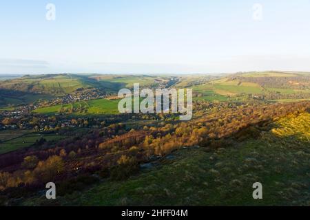 Von hoch oben am Curbar Edge erleuchtet die helle Wintersonne langsam die Hügel und Täler des Derbyshire Peak District Stockfoto