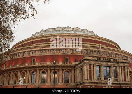 Die verglaste Kuppel und der klassische Fries in der Royal Albert Hall in London Stockfoto