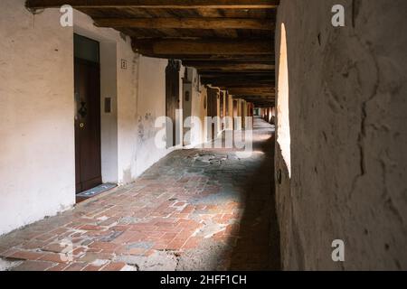 Brisighella, Italien-13. Juli 2019:die alte Eselstraße im mittelalterlichen Dorf Brisighella in der Provinz Ravenna Stockfoto