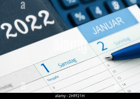 Deutscher Kalender 2022 und Taschenrechner mit Bleistift Januar 1 Samstag und Sonntag Neujahr Stockfoto