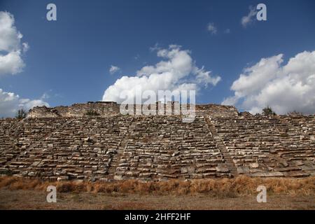 Karacasu, Aydin, Türkei - 8 2016. Oktober: Aphrodisias Stadionruinen, (UNESCO-Weltkulturerbe, 2017), Aphrodisias Stadion unter wolkenfreiem Himmel, T Stockfoto