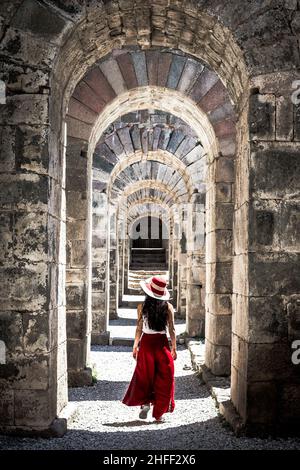 Bergama, Izmir, Türkei - Juli 22 2017: Pergamon Akropolis Ruinen, antike griechische Stadt in Aeolis (UNESCO-Weltkulturerbe, 2014), eine Frau geht unter Stockfoto