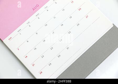 August 2022 Kalender auf einem Schreibtisch Stockfoto