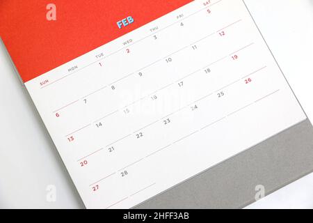 Februar 2022 Kalender auf einem Schreibtisch Stockfoto