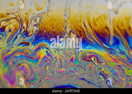 Lebhaft gefärbte, mehrfarbige, psychedelische Oberfläche aus Seifenblasen aus nächster Nähe Stockfoto