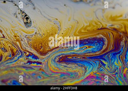 Lebhaft gefärbte, mehrfarbige, psychedelische Oberfläche aus Seifenblasen aus nächster Nähe Stockfoto