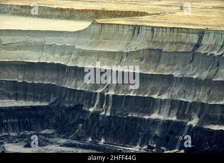 Spuren eines Schaufelradbaggers im Braunen Kohlebergbaugebiet Garzweiler. Stockfoto