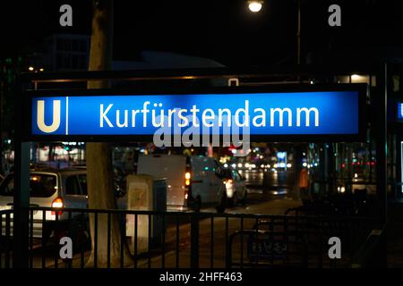 Eintritt zur U-Bahn Kurfürstendamm in Berlin am Abend Stockfoto