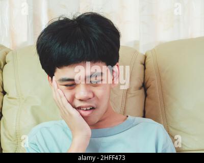 Der kleine asienjunge leidet unter Zahnschmerzen. Er war traurig über Zahnschmerzen, Zahnerkrankungen, Kind mit Zahnproblemen. Planen Sie, einen Zahnarzt zu verabreden. Stockfoto
