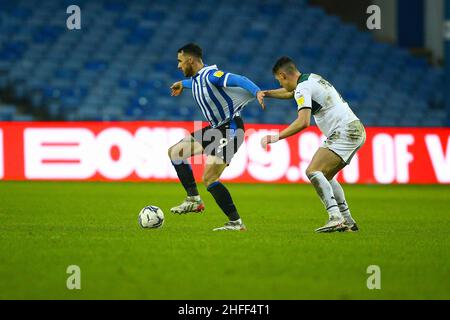 Hillsborough, Sheffield, England -15th. Januar 2022 Lee Gregory (9) aus Sheffield am Mittwoch hat James Bolton (2) aus Plymouth sein Hemd gezogen - während des Spiels Sheffield Wednesday V Plymouth Argyle, Sky Bet League One, 2021/22, Hillsborough, Sheffield, England - 15th. Januar 2022 Kredit: Arthur Haigh/WhiteRoseFotos/Alamy Live News Stockfoto