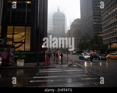 Bild der Park Avenue an einem regnerischen und nebligen Tag. Im Hintergrund ist auch das Helmsley-Gebäude zu sehen. Stockfoto