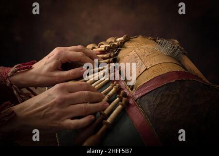 Hände einer Frau, die an einem antiken flämischen Kopfkissen zur Herstellung von Spitze arbeitet Stockfoto