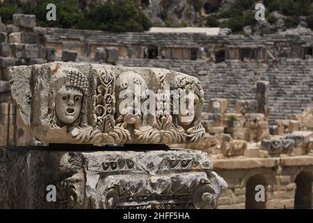 Demre, Antalya, Türkei - Juni 18 2014: Theatermasken im Myra Ancient City Theatre, Türkei Stockfoto