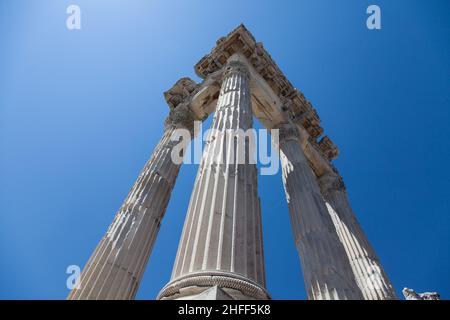 Bergama, Izmir, Türkei - Juli 22 2017: Pergamon Akropolis-Ruinen, antike griechische Stadt in Aeolis (UNESCO-Weltkulturerbe, 2014), Türkei Stockfoto