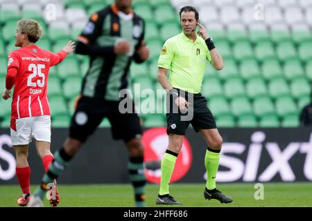 GRONINGEN, NIEDERLANDE - 16. JANUAR: Schiedsrichter Bas Nijhuis während des niederländischen Eredivisie-Spiels zwischen dem FC Groningen und dem PSV Eindhoven am 16. Januar 2022 bei Euroborg in Groningen, Niederlande (Foto: Peter Lous/Orange Picches) Stockfoto