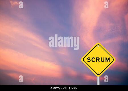 Gelbes Transportschild mit Wort Scrum auf violettem Himmel Hintergrund Stockfoto