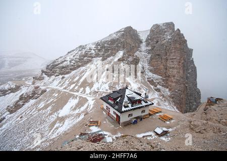Schutzhütte Forcella Pordoi (2848 m), Canazei, Trient, Trentino-Südtirol, Italien Stockfoto