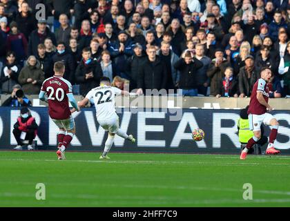 London, Großbritannien. 16th. Januar 2022: London Stadium, London, England; Premier League Football West Ham gegen Leeds; Jack Harrison von Leeds United schießt, um seine Seiten 1st Tor in der 10th Minute zu machen, um es 0-1 Credit: Action Plus Sports Images/Alamy Live News Stockfoto