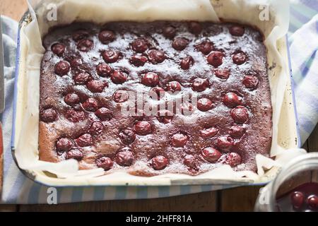 Brownie-Schokoladenkuchen mit Kirschen Stockfoto