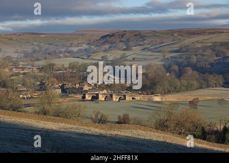 Fernansicht von Burnsall in Wharfedale, einer beliebten Touristenattraktion im Yorkshire Dales National Park, Großbritannien Stockfoto