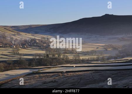 Fernsicht auf das Dorf Appletreewick und Simon's Seat - ein beliebter Hügel für Wanderer in Wharfedale, Yorkshire Dales National Park, Großbritannien Stockfoto