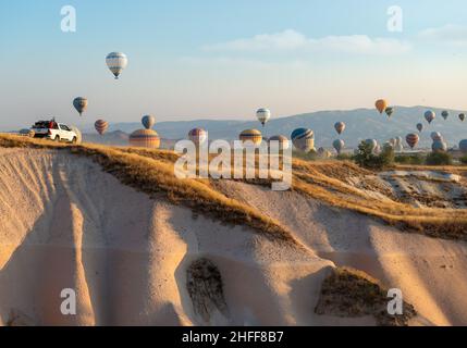 Heißluftballons fliegen über Kappadokien, Türkei Stockfoto