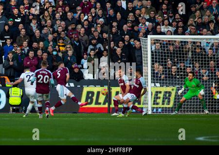 London, Großbritannien. 16th Januar 2022. Jack Harrison von Leeds United (22) erzielt das erste Tor seiner Seite. Premier League-Spiel, West Ham Utd gegen Leeds United am Sonntag, 16th. Januar 2022, im Londoner Stadion im Queen Elizabeth Olympic Park in London. Dieses Bild darf nur für redaktionelle Zwecke verwendet werden. Nur zur redaktionellen Verwendung, Lizenz für kommerzielle Nutzung erforderlich. Keine Verwendung bei Wetten, Spielen oder Veröffentlichungen in einem Club/einer Liga/einem Spieler. PIC von Lewis Mitchell/Andrew Orchard Sports Photography/Alamy Live News Credit: Andrew Orchard Sports Photography/Alamy Live News Stockfoto